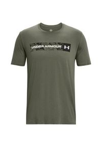 Koszulka sportowa męska Under Armour Camo Chest Stripe. Kolor: zielony, biały, wielokolorowy. Materiał: poliester, bawełna. Długość rękawa: krótki rękaw. Długość: krótkie. Sport: fitness #1