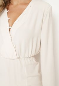 Born2be - Jasnobeżowa Dopasowana Sukienka z Gumką w Pasie Zapinana na Guziki Dimma. Okazja: na co dzień. Kolor: beżowy. Długość rękawa: długi rękaw. Styl: wizytowy, casual #4