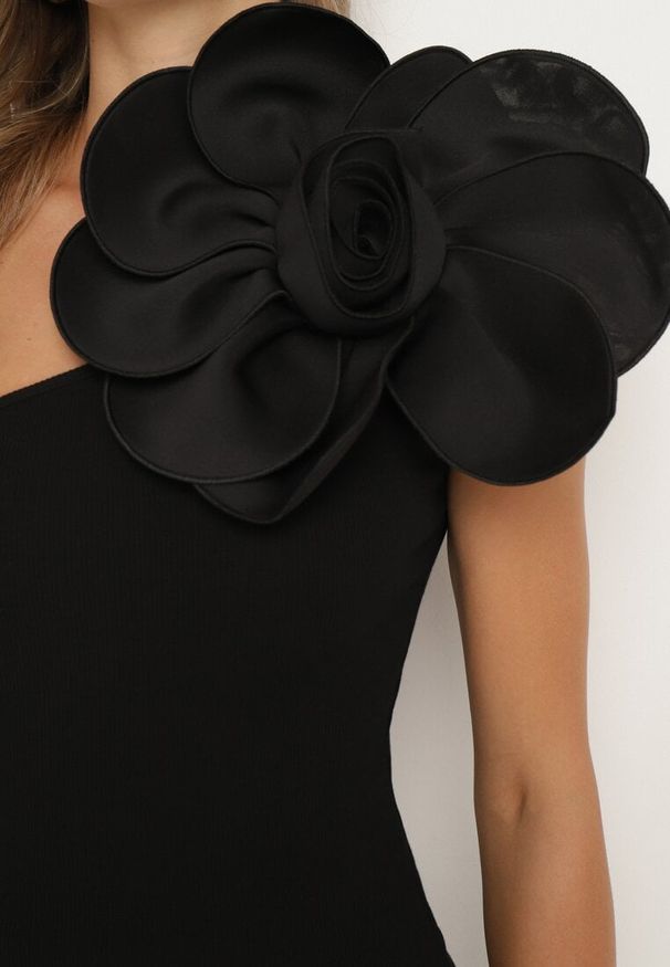 Born2be - Czarna Bluzka Asymetryczna z Bawełny z Dużą Aplikacją w Postaci Kwiatka Neteria. Okazja: na co dzień. Kolor: czarny. Materiał: bawełna. Wzór: aplikacja, kwiaty. Styl: casual