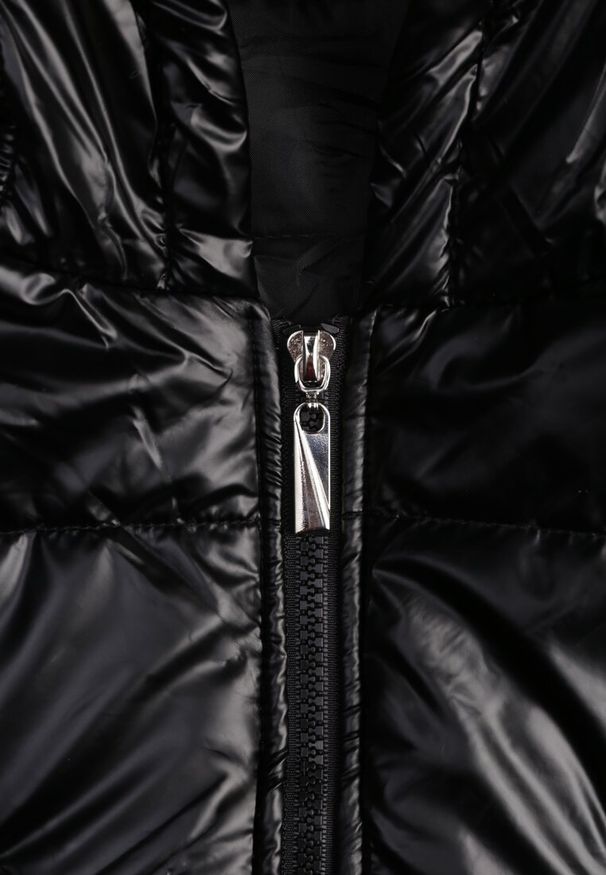 Renee - Czarna Kamizelka o Długim Kroju Wykończona Imitacją Kieszeni i Kapturem Mavaline. Okazja: na co dzień, na spacer. Kolor: czarny. Materiał: jeans, bawełna. Długość: długie. Styl: casual