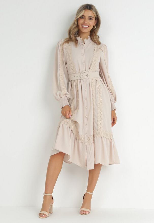 Born2be - Beżowa Sukienka Koszulowa z Paskiem I Koronkowymi Wstawkami Nolenne. Typ kołnierza: kołnierzyk stójkowy. Kolor: beżowy. Materiał: koronka. Wzór: aplikacja. Typ sukienki: koszulowe. Długość: midi