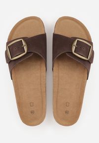 Renee - Ciemnobrązowe Klapki z Zamszu Naturalnego na Korkowej Platformie z Klamrą Ariessea. Kolor: brązowy. Materiał: zamsz. Sezon: lato. Obcas: na platformie. Styl: elegancki #3