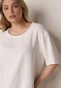 Born2be - Biały Minimalistyczny T-shirt z Teksturowanej Tkaniny z Bawełną Shinost. Okazja: do pracy, na co dzień. Kolekcja: plus size. Kolor: biały. Materiał: bawełna, tkanina. Styl: casual #7