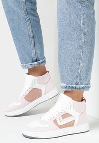 Born2be - Biało-Różowe Sneakersy Alcothee. Nosek buta: okrągły. Zapięcie: sznurówki. Kolor: różowy. Obcas: na obcasie. Wysokość obcasa: niski #1