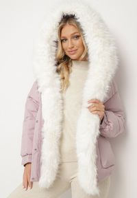 Born2be - Różowa Pikowana Kurtka z Kapturem i Grubym Futrzanym Obszyciem z Możliwością Odpięcia Izarida. Typ kołnierza: kaptur. Kolor: różowy. Materiał: futro. Długość rękawa: długi rękaw. Długość: długie. Styl: elegancki, klasyczny #1