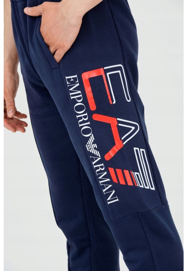 EA7 Emporio Armani - EA7 Długie granatowe spodnie dresowe. Kolor: niebieski. Materiał: bawełna