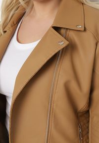 Born2be - Brązowa Kurtka Ramoneska z Ekoskóry z Ozdobnymi Paskami na Napy Bellassa. Typ kołnierza: kołnierzyk stójkowy. Kolekcja: plus size. Kolor: brązowy. Wzór: paski #2
