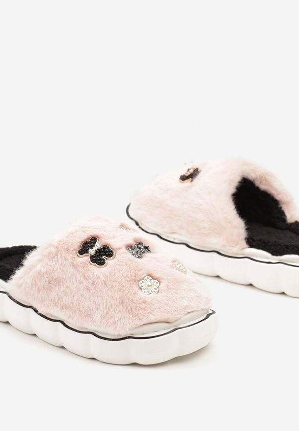 Born2be - Różowe Płaskie Kapcie Ozdobione Metalowymi Aplikacjami Emmika. Okazja: na co dzień. Kolor: różowy. Materiał: jeans. Wzór: aplikacja. Styl: casual