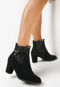 Born2be - Czarne Botki Ozdobione Ażurową Koronką i Zawieszką Crezella. Nosek buta: okrągły. Zapięcie: zamek. Kolor: czarny. Materiał: koronka. Wzór: ażurowy, aplikacja, koronka. Sezon: jesień, zima. Obcas: na obcasie. Styl: klasyczny. Wysokość obcasa: średni #4