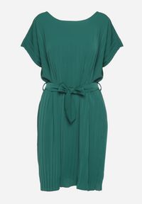 Born2be - Ciemnozielona Plisowana Sukienka z Paskiem w Talii Tiagena. Okazja: na imprezę. Kolor: zielony. Długość rękawa: krótki rękaw. Styl: elegancki #2