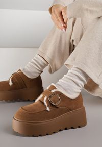 Born2be - Jasnobrązowe Śniegowce na Grubej Podeszwie z Paskiem z Klamerką i Futerkiem Uwedina. Nosek buta: okrągły. Zapięcie: pasek. Kolor: brązowy. Materiał: futro. Sezon: zima. Obcas: na obcasie. Styl: klasyczny. Wysokość obcasa: średni #1