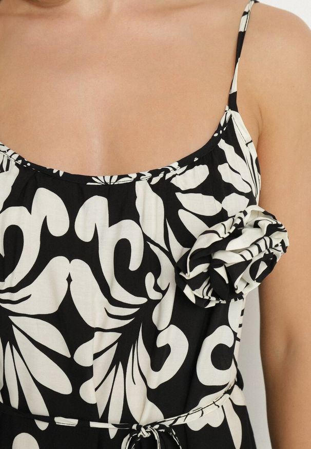 Born2be - Czarno-Biała Wiskozowa Sukienka na Ramiączkach z Wiązaniem i Broszką Marizena. Okazja: na co dzień, na spacer. Typ kołnierza: dekolt kwadratowy. Kolor: czarny. Materiał: wiskoza. Długość rękawa: na ramiączkach. Styl: casual, elegancki