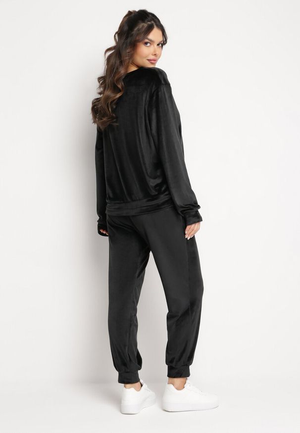 Born2be - Czarny Welurowy Komplet Dresowy Bluza z Trójkątnym Dekoltem i Spodnie z Kieszeniami Onchia. Kolor: czarny. Materiał: welur, dresówka