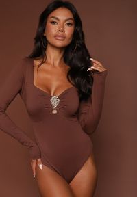 Renee - Brązowe Body z Metaliczną Ozdobą Aferriva. Okazja: na co dzień. Kolor: brązowy. Długość: długie. Wzór: aplikacja. Styl: casual, elegancki #4