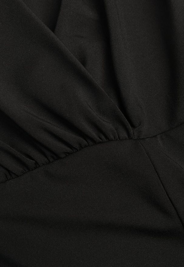 Renee - Czarna Sukienka z Wiskozą o Kopertowym Kroju z Rozcięciem i Wiązanym Paskiem Tesela. Okazja: na co dzień. Kolor: czarny. Materiał: wiskoza. Typ sukienki: kopertowe. Styl: casual