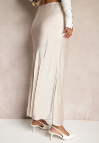 Renee - Beżowa Rozkloszowana Spódnica Satynowa z Wiskozy Rihaniel. Okazja: na co dzień. Kolor: beżowy. Materiał: satyna, wiskoza. Styl: klasyczny, casual, elegancki