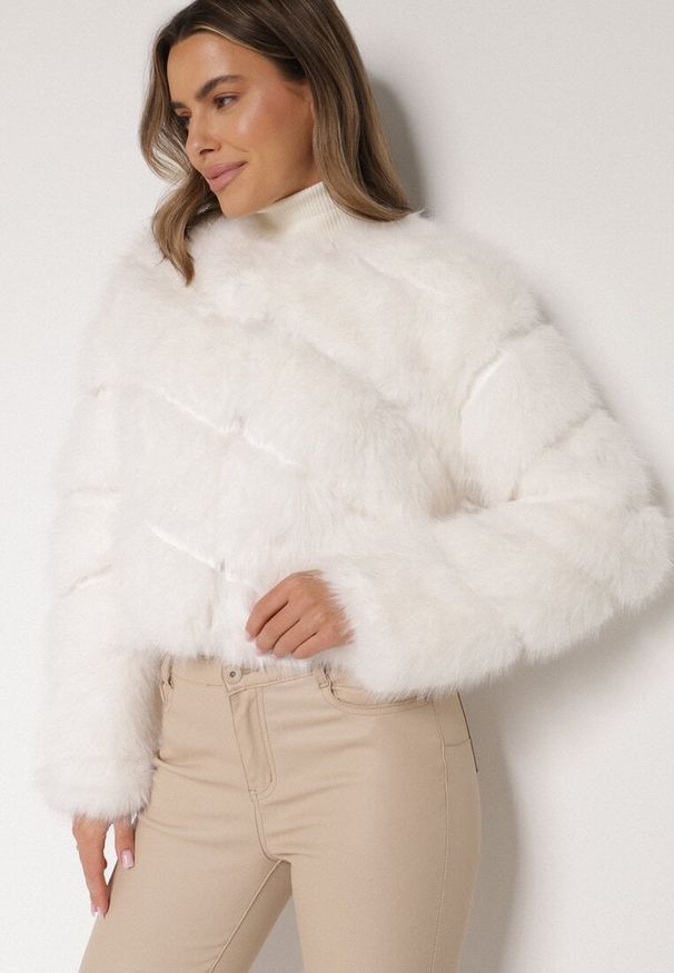 Born2be - Biała Krótka Kurtka z Futerkiem na Haftki Loreinda. Okazja: na co dzień. Kolor: biały. Materiał: futro. Długość: krótkie. Styl: casual, elegancki