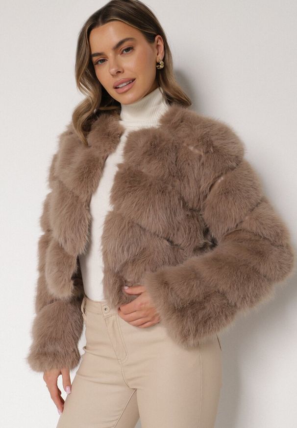 Born2be - Ciemnobeżowa Krótka Kurtka z Futerkiem na Haftki Loreinda. Okazja: na co dzień. Kolor: beżowy. Materiał: futro. Długość: krótkie. Styl: casual, elegancki