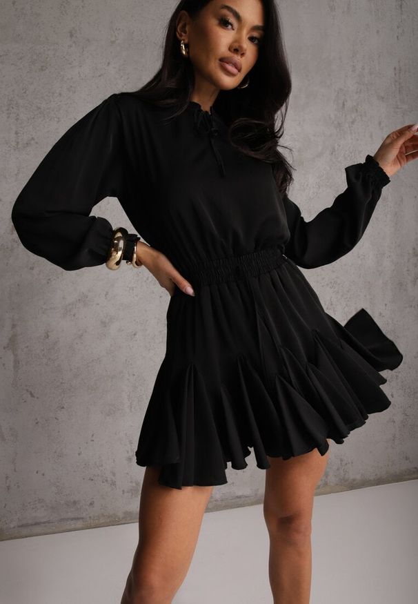 Renee - Czarna Sukienka z Wiskozą o Rozkloszowanym Kroju z Falbankami i Wiązaniem Meriianes. Okazja: na randkę. Typ kołnierza: kołnierz z falbankami. Kolor: czarny. Materiał: wiskoza. Styl: elegancki