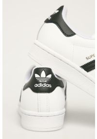 adidas Originals - Buty dziecięce Superstar. Nosek buta: okrągły. Zapięcie: sznurówki. Kolor: biały. Materiał: syntetyk, materiał, skóra ekologiczna, guma. Szerokość cholewki: normalna. Model: Adidas Superstar #4