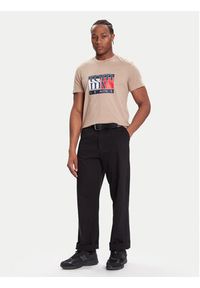 Tommy Jeans T-Shirt DM0DM21977 Beżowy Regular Fit. Kolor: beżowy. Materiał: bawełna #4