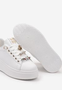Born2be - Biało-Złote Sneakersy z Platformą i Odpinanymi Biżuteryjnymi Aplikacjami na Sznurówkach Nasuumi. Okazja: na co dzień. Nosek buta: okrągły. Zapięcie: sznurówki. Kolor: biały. Materiał: jeans. Wzór: aplikacja. Obcas: na platformie #4