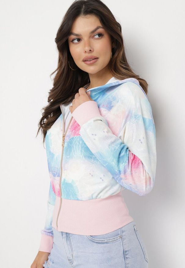 Born2be - Różowo-Niebieska Bluza z Kapturem Szerokim Ściągaczem i Wzorem Tie-Dye Alreica. Typ kołnierza: kaptur. Kolor: różowy. Materiał: jeans. Długość: krótkie. Wzór: aplikacja, kolorowy