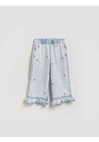 Reserved - Jeansy straight z haftem - niebieski. Kolor: niebieski. Materiał: jeans. Wzór: haft #1