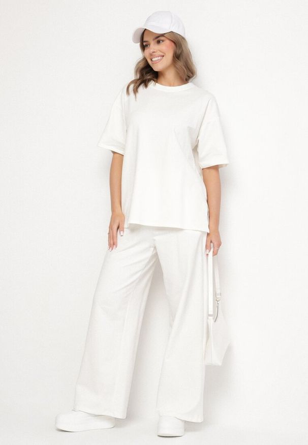 Born2be - Jasnobeżowy Bawełniany Komplet Szerokie Spodnie i T-shirt z Rozcięciami Norpio. Kolor: beżowy. Materiał: bawełna