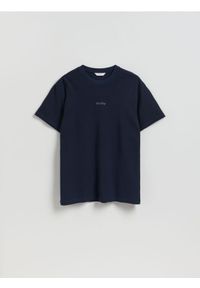 Reserved - T-shirt comfort z haftem na plecach - granatowy. Kolor: niebieski. Materiał: bawełna, dzianina. Wzór: haft #1