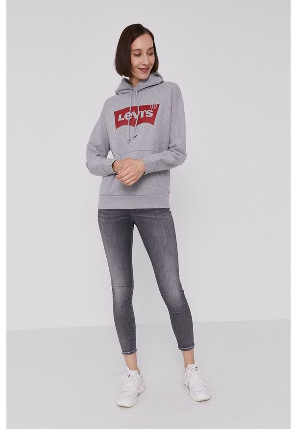 Levi's® - Levi's Bluza damska kolor szary z kapturem z nadrukiem. Okazja: na spotkanie biznesowe. Typ kołnierza: kaptur. Kolor: szary. Materiał: dzianina. Długość rękawa: długi rękaw. Długość: długie. Wzór: nadruk. Styl: biznesowy