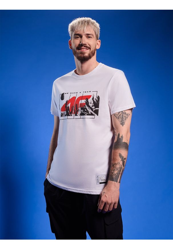 4f - 4F T-shirt regular z nadrukiem siatkarskim męski - biały S. Okazja: do domu, na co dzień. Kolor: biały. Materiał: jersey, materiał, bawełna. Wzór: nadruk. Styl: casual, sportowy, klasyczny