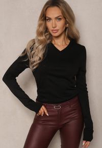 Renee - Czarny Casualowy Sweter z Dekoltem w Serek Amitta. Okazja: na co dzień. Typ kołnierza: dekolt w serek. Kolor: czarny. Materiał: jeans. Styl: casual