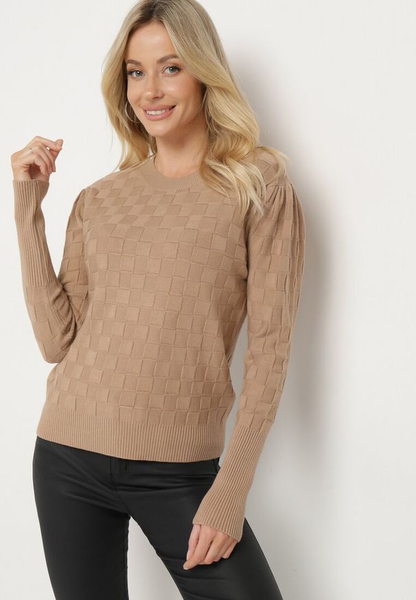 Born2be - Ciemnobeżowy Sweter z Wiskozą Modalem i Ozdobnym Splotem Jaliti. Okazja: na co dzień. Kolor: beżowy. Materiał: wiskoza. Długość rękawa: długi rękaw. Długość: długie. Wzór: ze splotem. Styl: wizytowy, casual