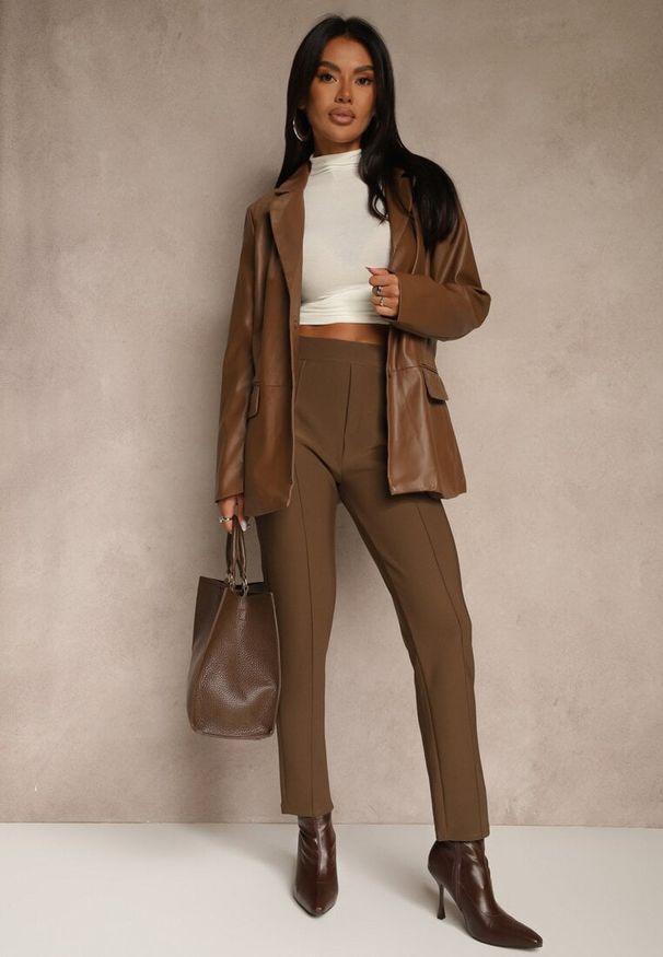 Renee - Brązowe Spodnie z Kantem i Imitacją Kieszeni Rearie. Okazja: na co dzień. Kolekcja: plus size. Kolor: brązowy. Styl: casual, elegancki