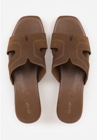 Born2be - Ciemnobrązowe Klapki VICES na Niskim Słupku z Ozdobnymi Wycięciami w Cholewce Celatheis. Okazja: na co dzień, na spacer. Kolor: brązowy. Materiał: len. Wzór: haft. Sezon: lato. Obcas: na słupku. Styl: casual, elegancki #2