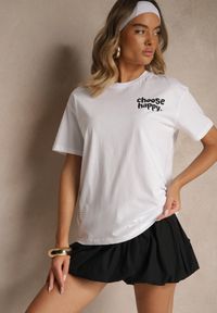 Renee - Biało-Fioletowy T-shirt z Bawełny Ozdobiony Nadrukiem Adneria. Okazja: na co dzień. Kolor: biały. Materiał: bawełna. Wzór: aplikacja, nadruk. Styl: casual #4