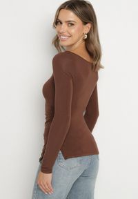 Born2be - Brązowa Bluzka z Wiskozą i Marszczeniem Furitta. Okazja: na co dzień. Kolor: brązowy. Materiał: wiskoza. Styl: casual, klasyczny #6
