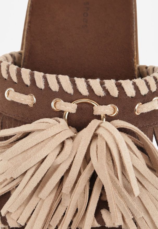 Renee - Brązowe Klapki Boho z Ozdobnymi Frędzlami Samsonitta. Okazja: na co dzień. Kolor: brązowy. Materiał: koronka. Wzór: aplikacja. Styl: boho