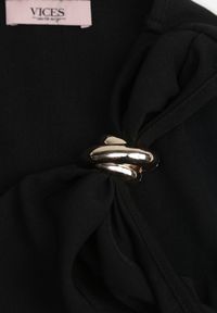 Born2be - Czarna Sukienka VICES Ozdobiona Aplikacją na Ramieniu Palleleora. Okazja: na wesele, na ślub cywilny. Kolor: czarny. Wzór: aplikacja. Typ sukienki: proste. Styl: elegancki #2