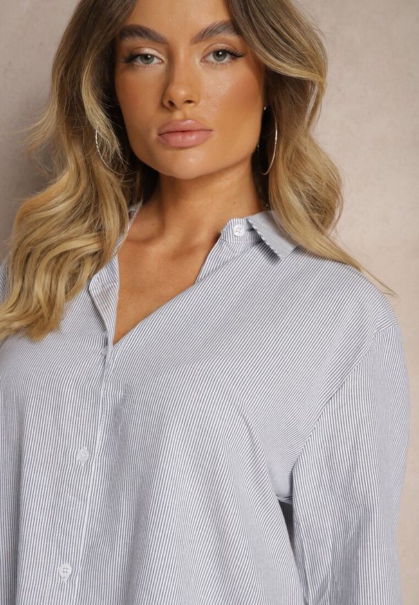 Renee - Granatowo-Biała Koszula Klasyczna w Delikatne Paseczki Arffia. Okazja: na spotkanie biznesowe. Kolor: niebieski. Materiał: jeans. Długość rękawa: długi rękaw. Długość: długie. Wzór: paski. Styl: klasyczny