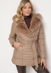 Born2be - Ciemnobeżowa Pikowana Kurtka z Kapturem Futerkiem i Paskiem Greleti. Okazja: na spacer. Typ kołnierza: kaptur. Kolor: beżowy. Materiał: futro. Styl: elegancki #4