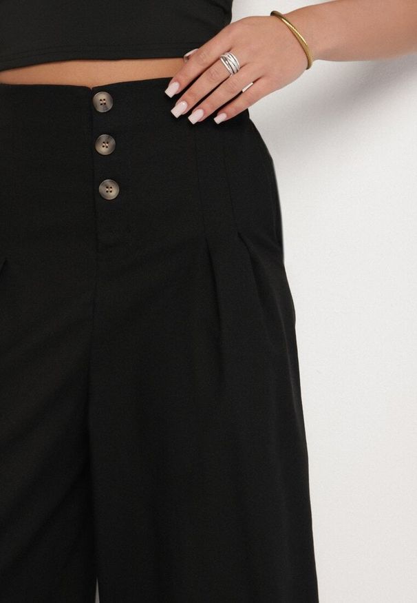 Born2be - Czarne Bawełniane Spodnie Kuloty z Ozdobnymi Guzikami i Wysokim Stanem Izella. Okazja: na spotkanie biznesowe, na co dzień, do pracy, na spacer. Stan: podwyższony. Kolor: czarny. Materiał: bawełna. Styl: biznesowy, klasyczny, casual