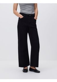 Reserved - Jeansy wide leg z krótszą nogawką - czarny. Kolor: czarny. Długość: krótkie