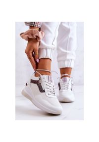 Damskie Sneakersy Na Koturnie Cross Jeans JJ2R4028C Białe. Kolor: biały. Materiał: skóra ekologiczna, materiał, tworzywo sztuczne. Szerokość cholewki: normalna. Wzór: aplikacja. Obcas: na koturnie