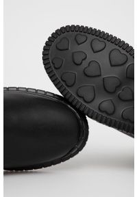 Love Moschino Botki damskie kolor czarny na płaskim obcasie. Nosek buta: okrągły. Kolor: czarny. Materiał: guma. Obcas: na obcasie. Wysokość obcasa: niski