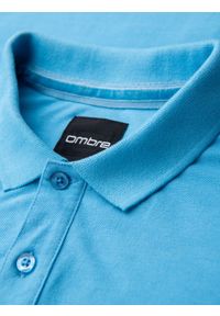 Ombre Clothing - Koszulka polo z bawełnianej dzianiny pique – jasnoniebieska V3 - Rozmiar: M. Okazja: na co dzień. Typ kołnierza: polo. Kolor: niebieski. Materiał: bawełna, dzianina. Długość rękawa: krótki rękaw. Długość: krótkie. Wzór: haft. Styl: casual, elegancki #10