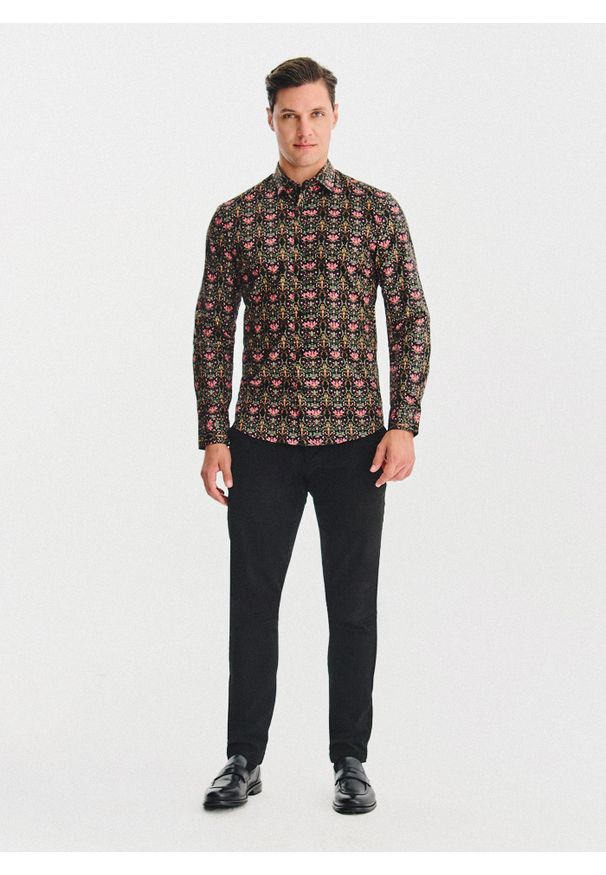 Pako Lorente - PAKO LORENTE - Czarna koszula w kolorowe kwiaty. Kolor: czarny. Materiał: bawełna, elastan. Długość rękawa: długi rękaw. Długość: długie. Wzór: kolorowy, kwiaty