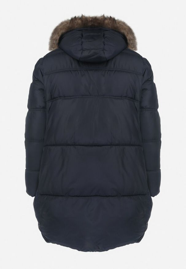 Born2be - Granatowa Kurtka z Kapturem i Sztucznym Futerkiem Tsani. Okazja: do pracy. Typ kołnierza: kaptur. Kolekcja: plus size. Kolor: niebieski. Materiał: futro. Wzór: aplikacja. Sezon: zima, jesień. Styl: elegancki, klasyczny