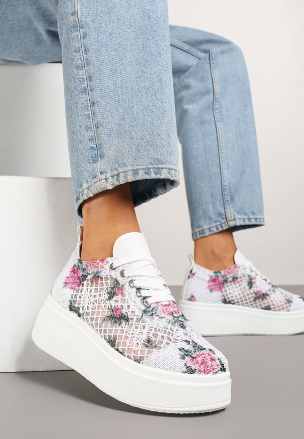 Renee - Białe Ażurowe Sneakersy Vices na Platformie w Kwiaty Halvisa. Okazja: na co dzień. Kolor: biały. Materiał: jeans. Wzór: ażurowy, kwiaty. Obcas: na platformie